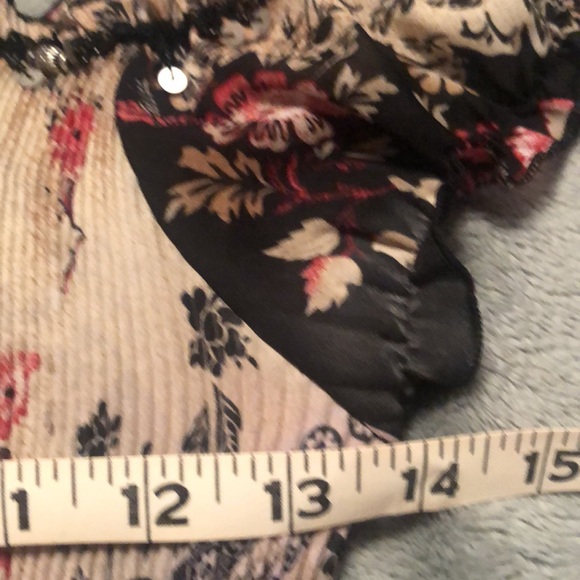 Vintage Cap sleeve black and tan floral blouse with details around neck area - Picture 4 of 11